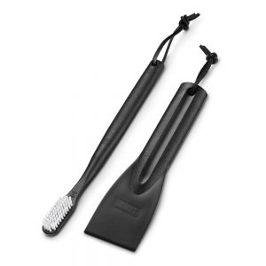 Set composto da due accessori in plastica per la pulizia e la manutenzione dei barbecue a gas.