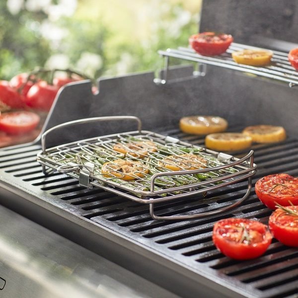 Graticola in acciaio inox ideale per grigliare pesce, verdure e altri piccoli alimenti sul barbecue.