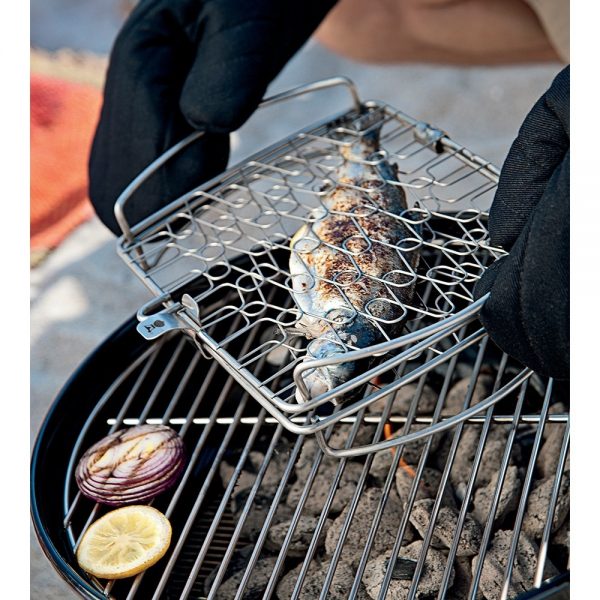 Graticola in acciaio inox ideale per grigliare pesce, verdure e altri piccoli alimenti sul barbecue.