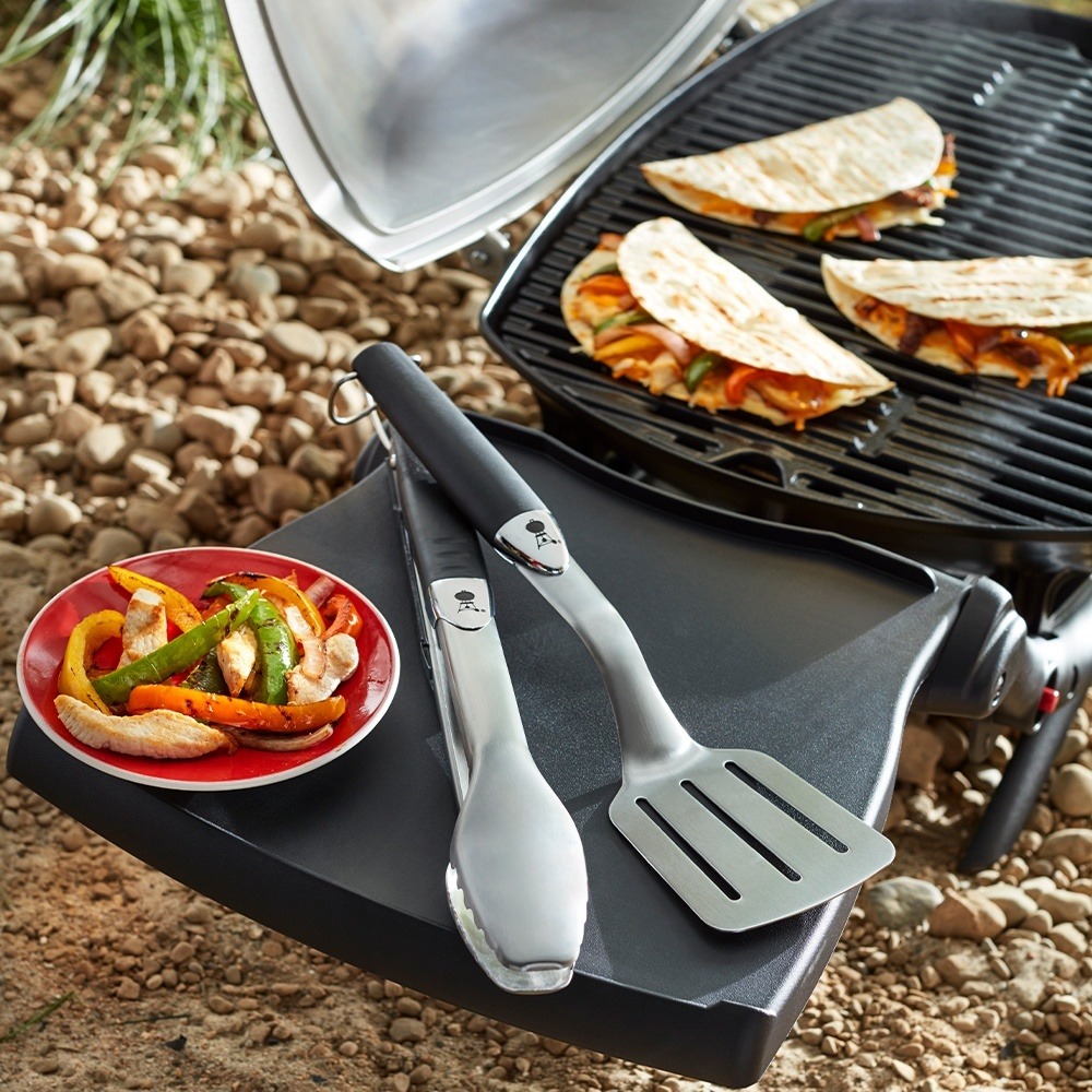 Set composto da due utensili premium in acciaio inox per barbecue dalle dimensioni compatte.