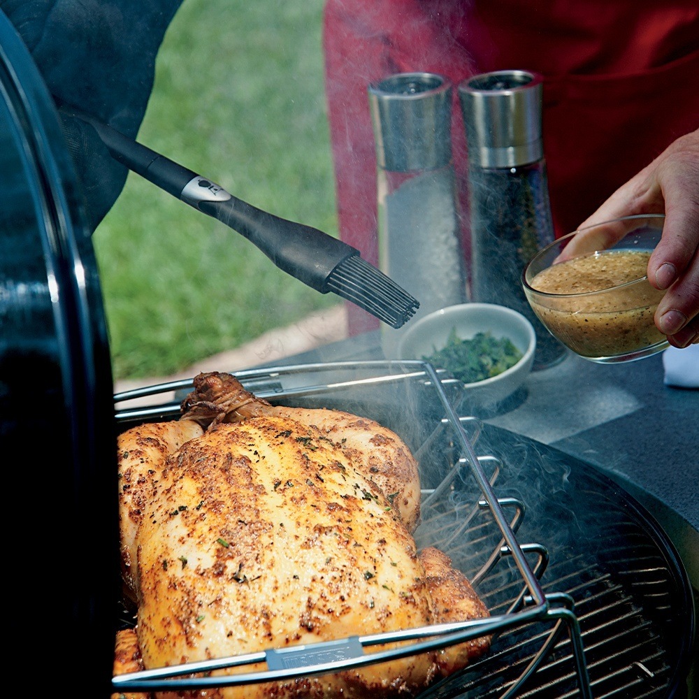 Pennello con setole in silicone per distribuire i condimenti sulla carne.