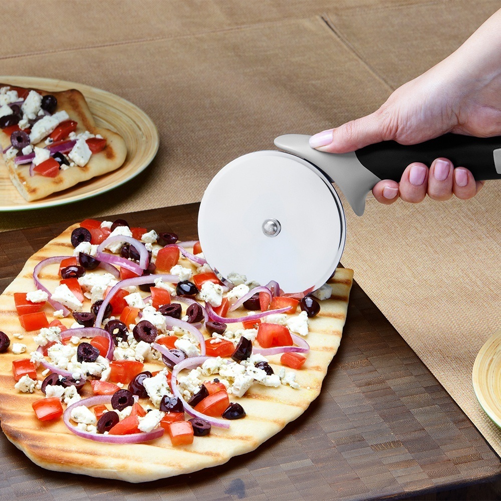 Rotella tagliapizza in acciaio inox con impugnatura antiscivolo.
