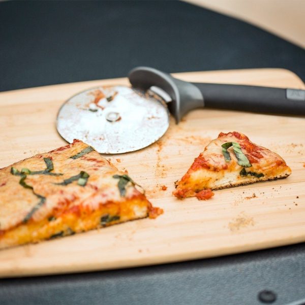 Rotella tagliapizza in acciaio inox con impugnatura antiscivolo.