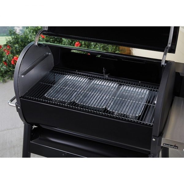 Kit umidificatore composto da una vaschetta in alluminio e un supporto in acciaio, compatibile con tutti i barbecue a pellet smokeFire Weber.