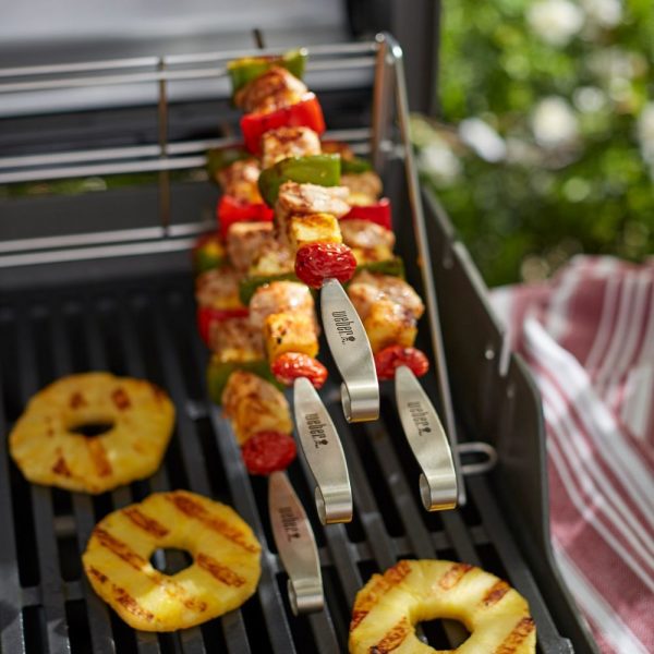 Set di 4 spiedini in acciaio inox da utilizzare in abbinamento con il supporto di cottura sospeso ETGS (Elevations Tiered Grilling System).