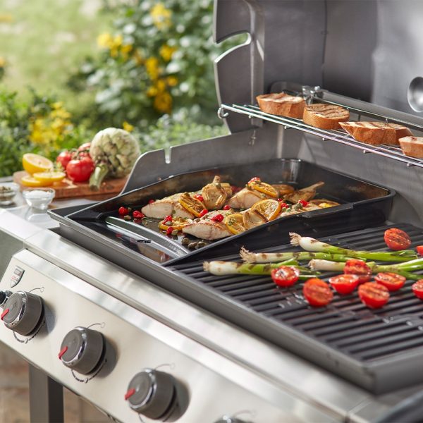 Piastra in ghisa smaltata con sistema di raccolta del grasso compatibile con tutti i barbecue a gas della serie Genesis II.