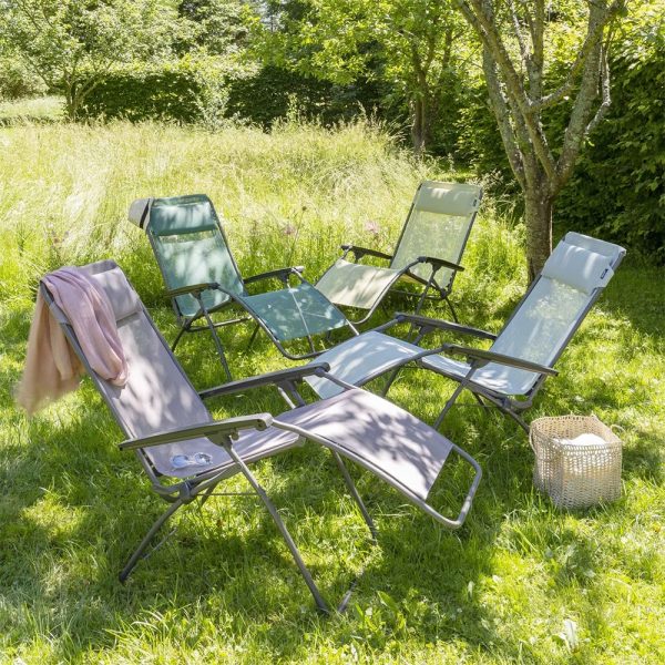 Quattro Poltrone reclinabili R Clip LaFuma colorate aperte in un giardino verde