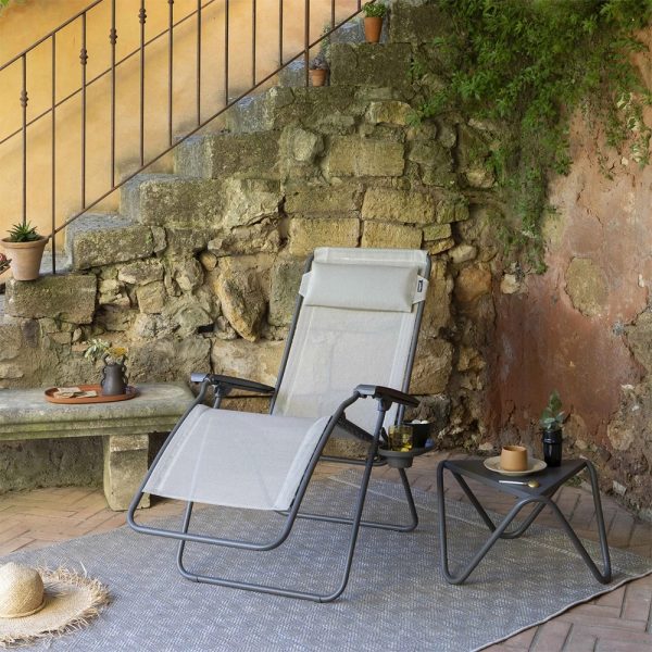 Poltrona reclinabile RSXA Clip LaFuma Mobilier colore Seigle aperta da usare come arredo esterno o in giardino