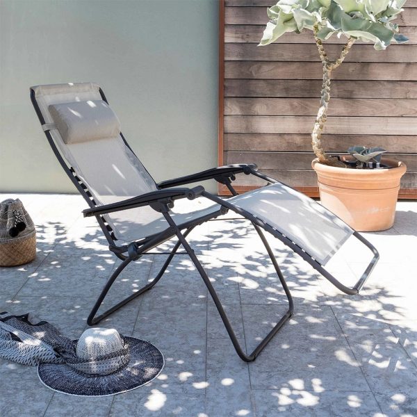 Poltrona reclinabile RSXA Clip LaFuma Mobilier colore Seigle aperta da usare come arredo esterno o in giardino