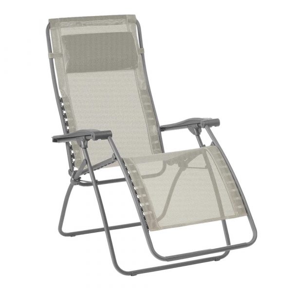 Poltrona reclinabile RSXA Clip LaFuma Mobilier colore Seigle aperta da usare come arredo esterno o in giardino