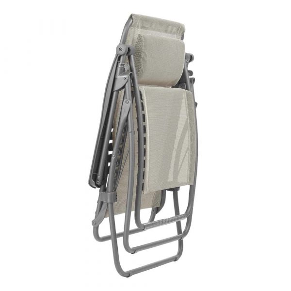 Poltrona reclinabile RSXA Clip LaFuma Mobilier colore Seigle chiusa da usare come arredo esterno o in giardino