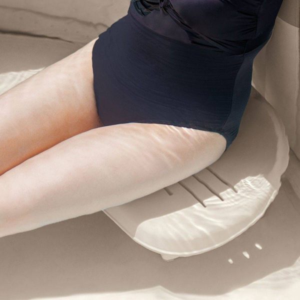 Seggiolino in resina appositamente progettato per restare sul fondo della spa e consentire una seduta confortevole